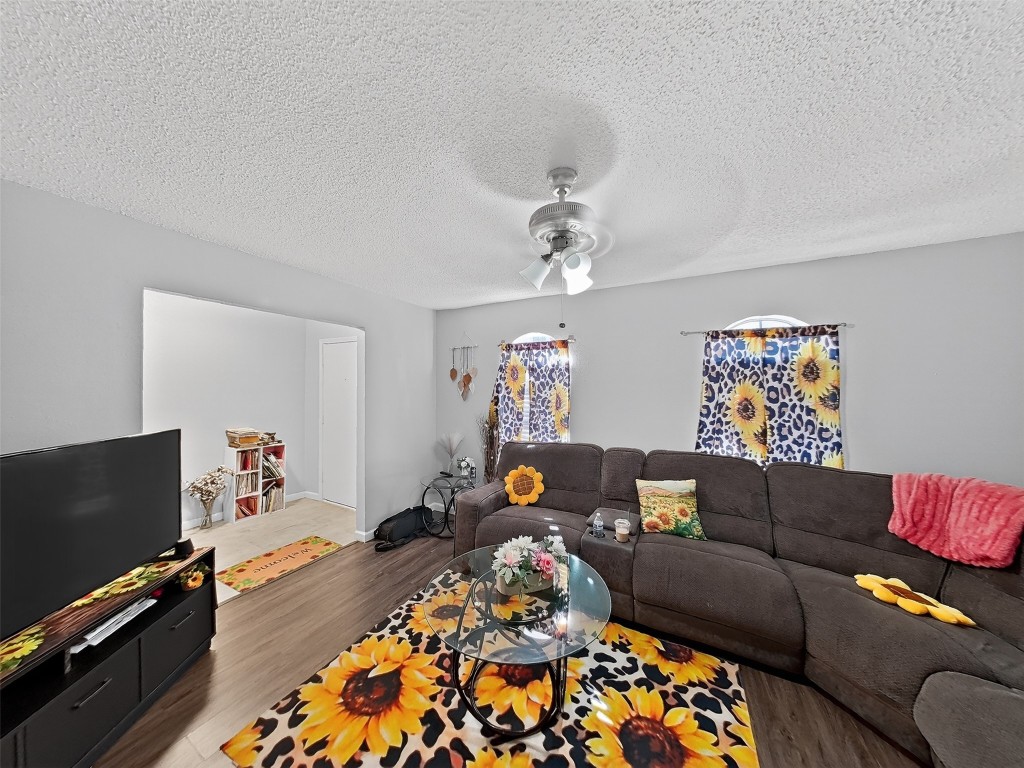 8101 Amelia Road, Unit 404 Houston, TX 77055 - Photo 10 of 39 a living room with furniture and a flat screen tv