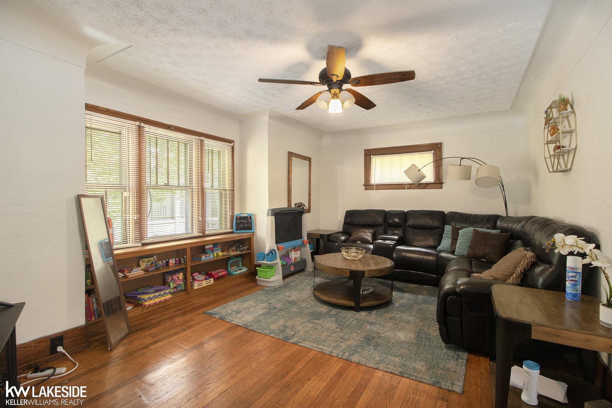 73 Chippewa Road Pontiac, MI 48341 - Photo 6 of 26 50122052-5.JPG