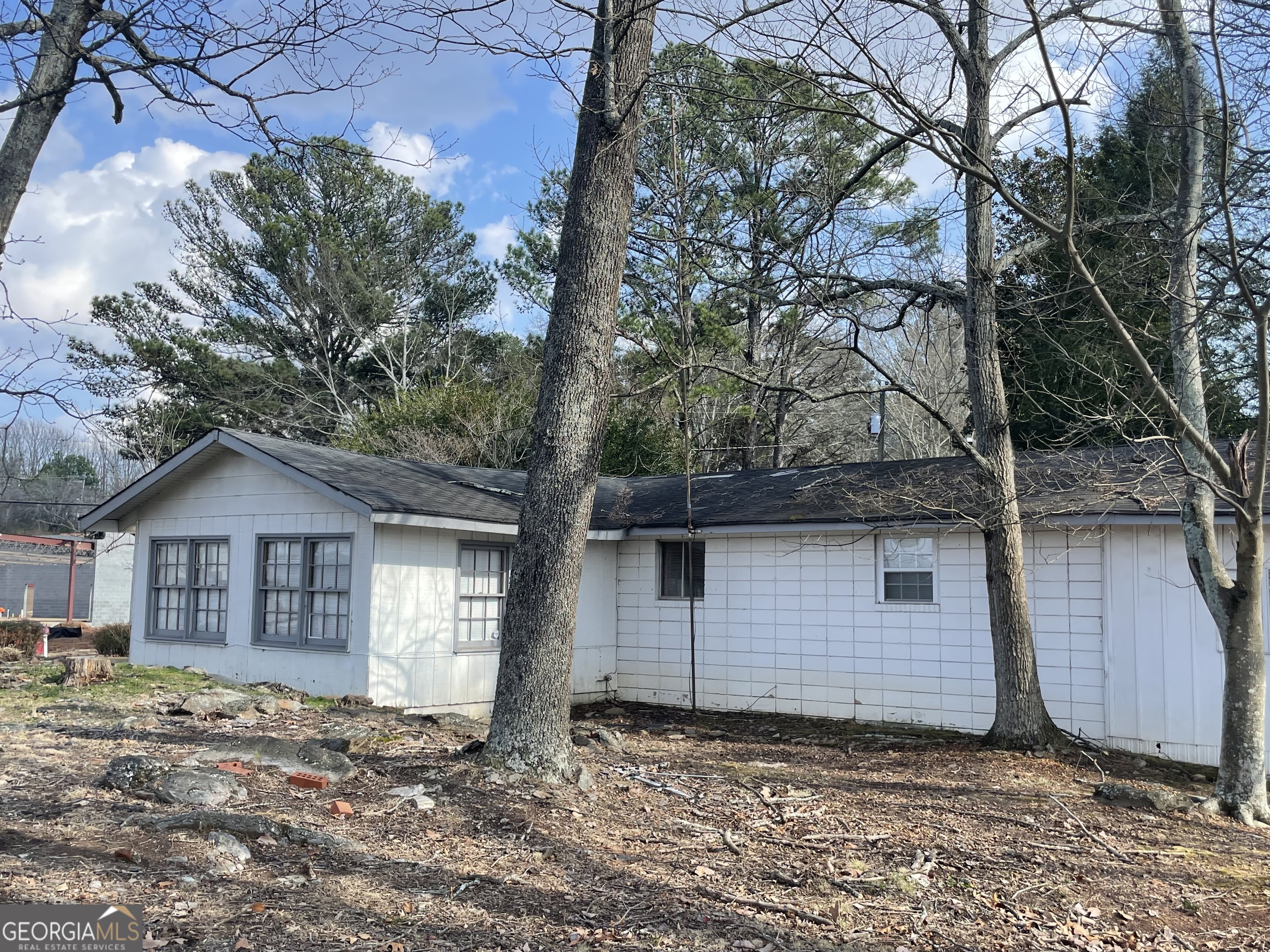 a view of a house with a yard