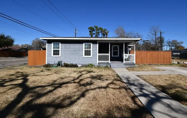 a view of a house with a backyard