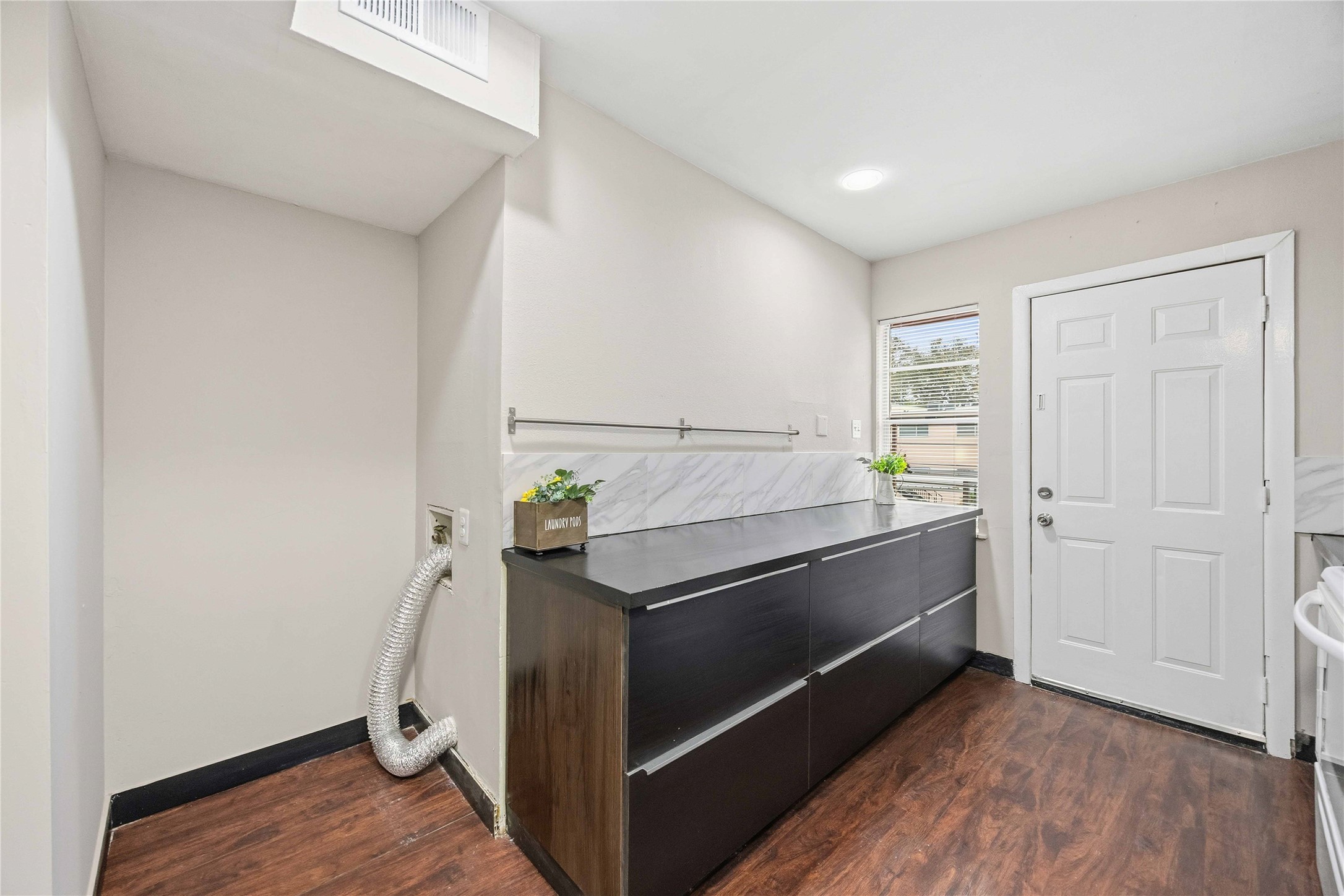 11607 Chimney Rock Road, Unit C Houston, TX 77035 - Photo 11 of 23 Laundry hookups inside