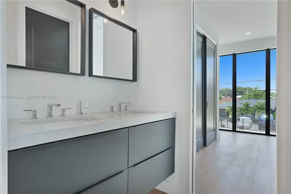 a en suite bathroom with a double vanity sink and mirror