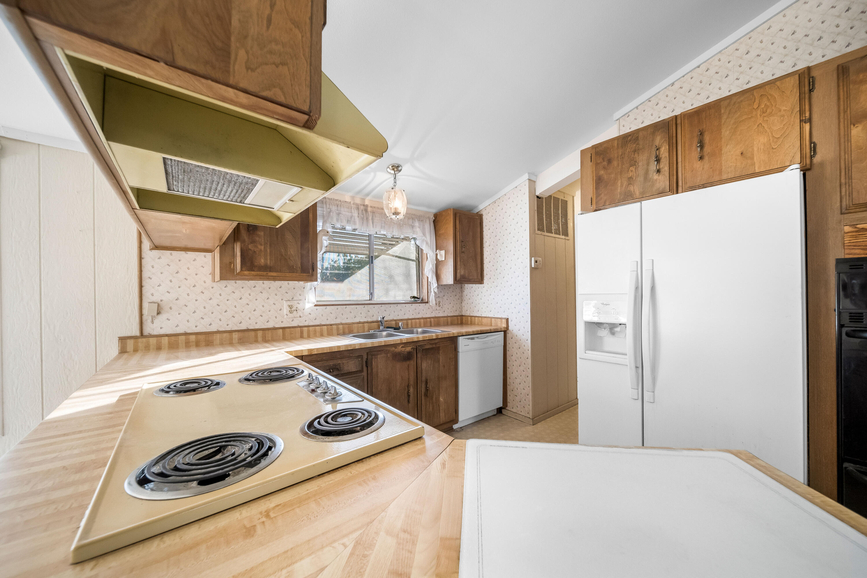 33440 Carlsbad Circle Thousand Palms, CA 92276 - Photo 17 of 52 a kitchen with a refrigerator and a stove