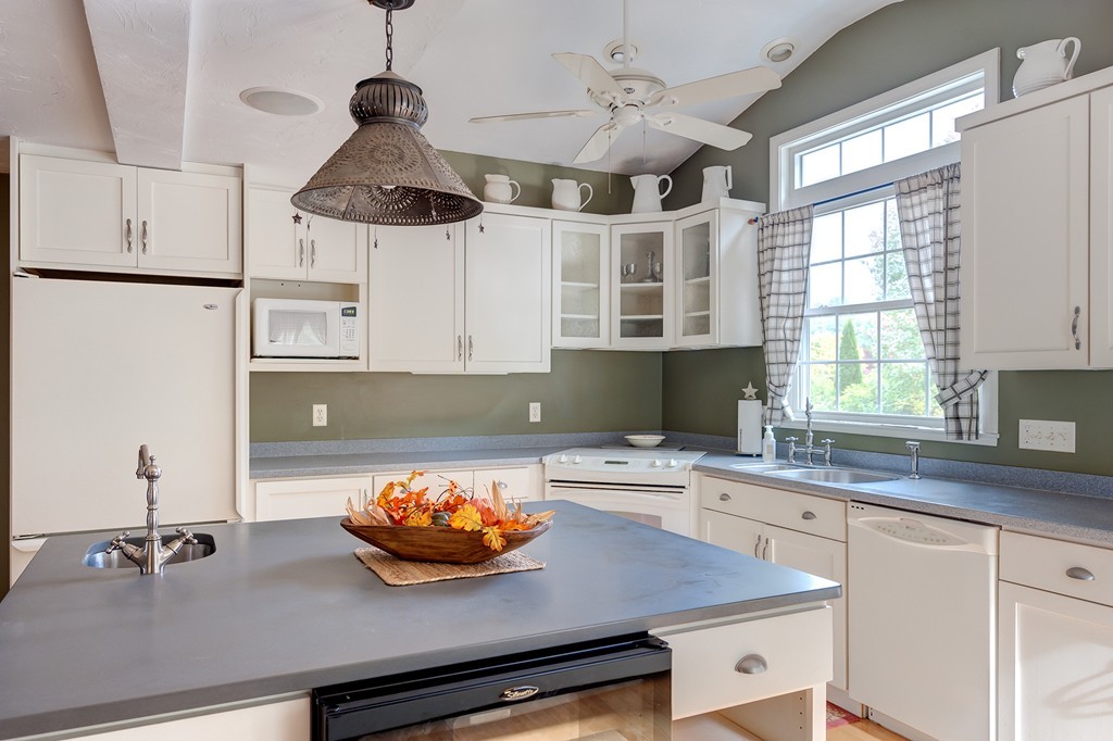 20 Meadow Road, Unit 20 Uxbridge, MA 01569 - Photo 8 of 20 Gallery Image 8