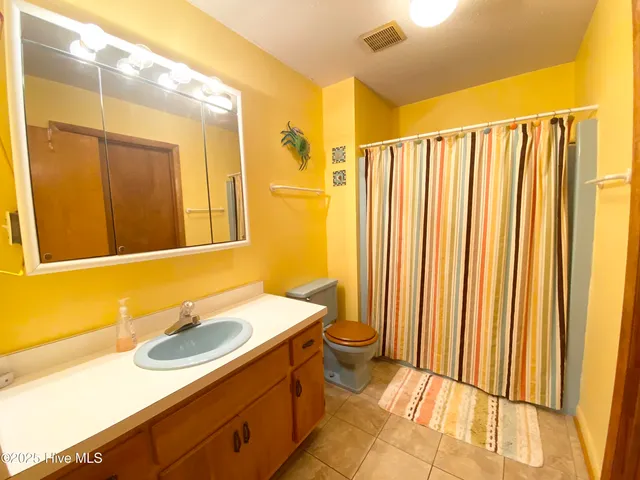 $2,500 | 201 Northeast 48th Street, Oak Island, NC 28465