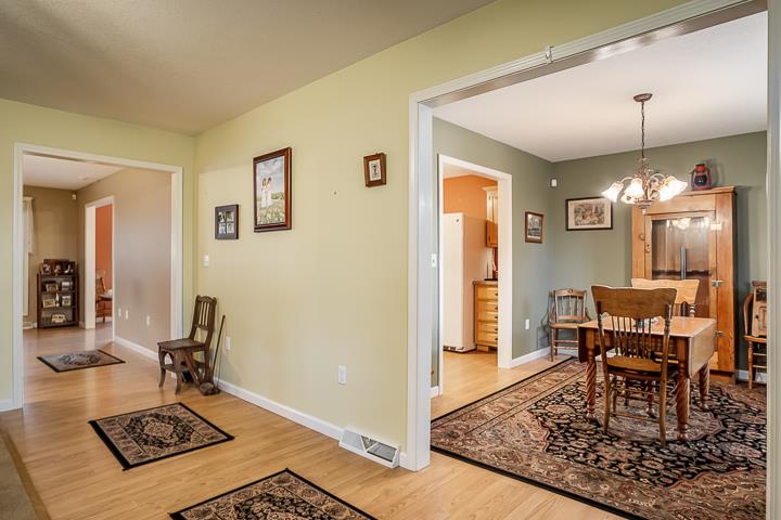2329 Roslin Road Jamestown, TN 38556 - Photo 5 of 30 a living room with furniture and a table