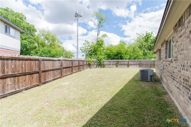 a view of a backyard