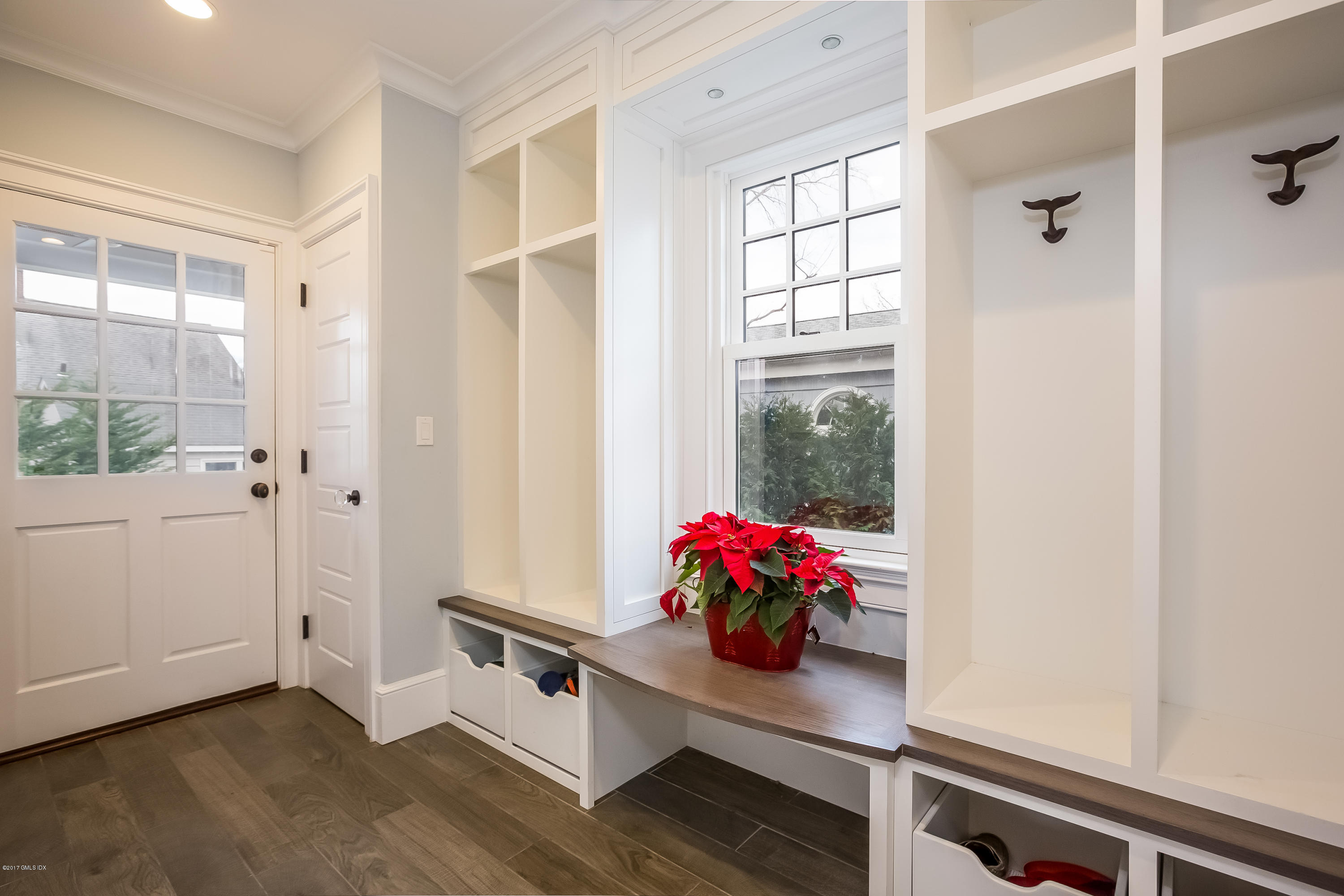 39 Edgewater Drive Old Greenwich, CT 06870 - Photo 15 of 19 a hallway with a window