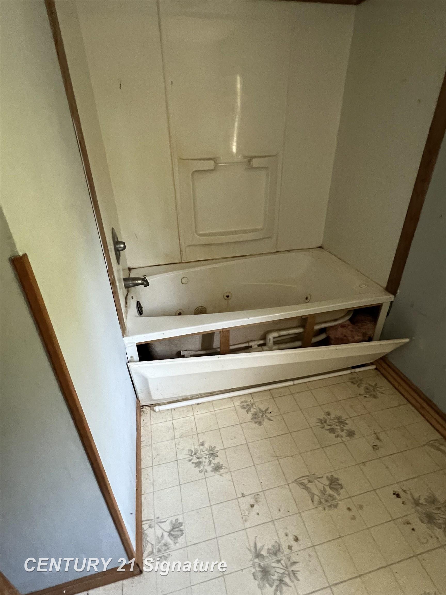 13869 Hanchett Road St. Charles, MI 48655 - Photo 11 of 14 50188706-85849289-eb9f-4aeb-9999-8d9c009270ac.JPG