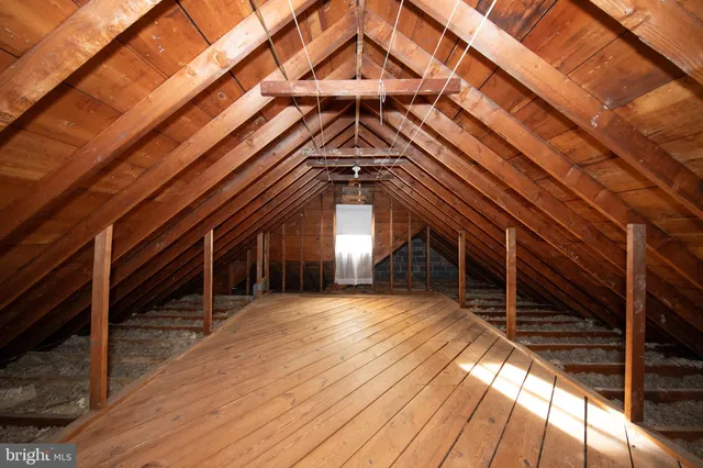 a view of entryway of a house