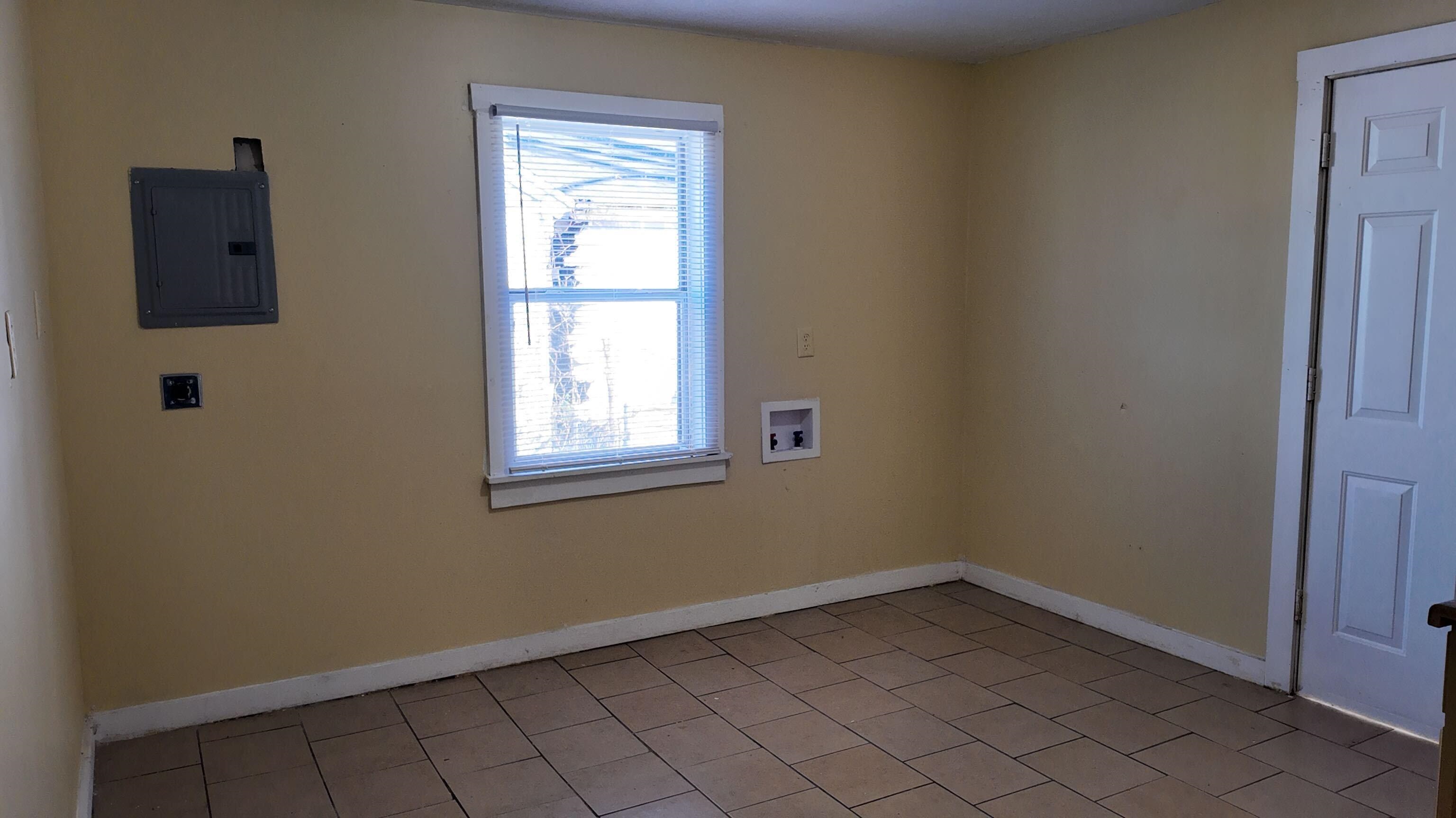 237 Modder Avenue Memphis, TN 38109 - Photo 14 of 19 an empty room with a window