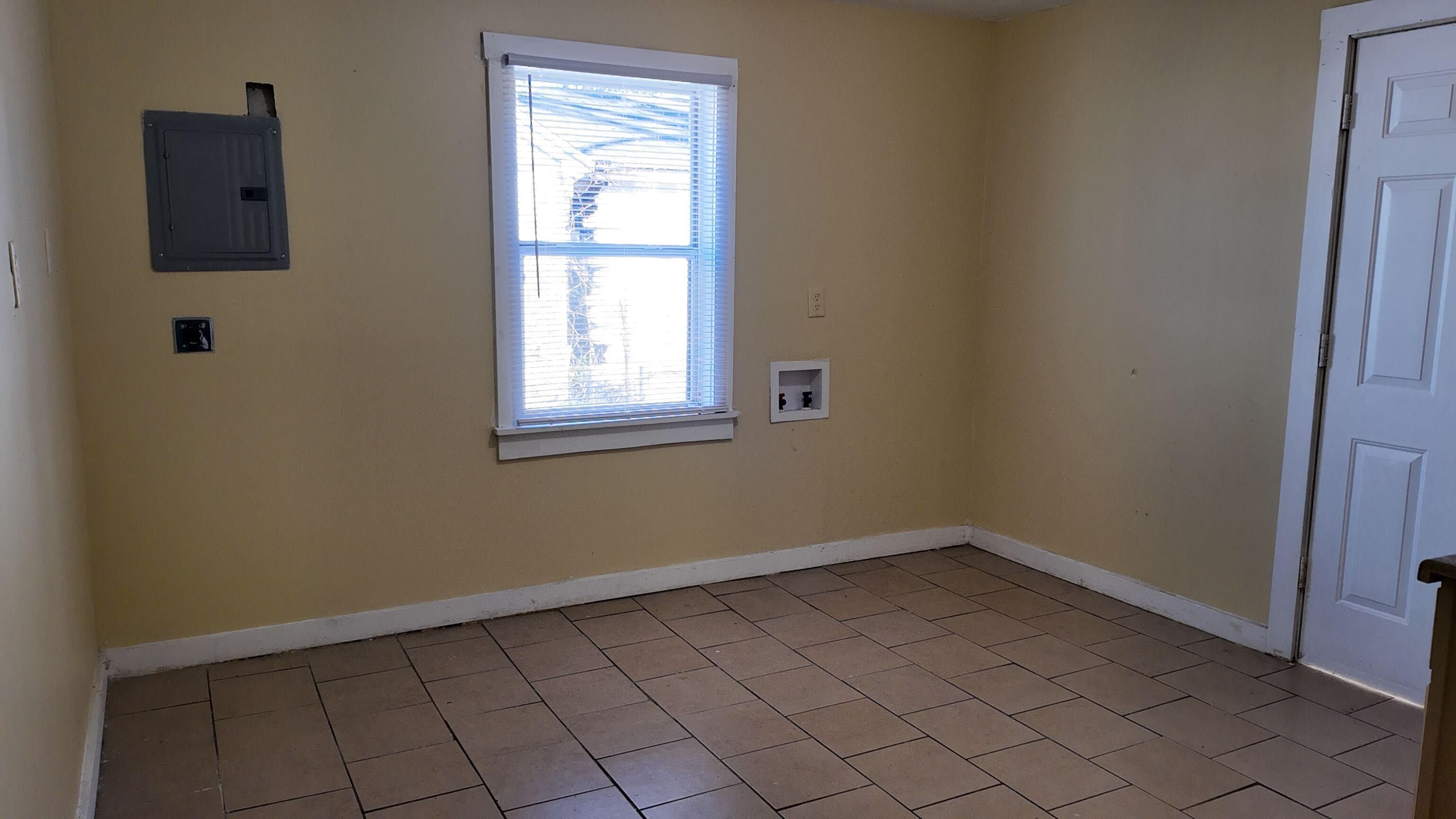237 Modder Avenue Memphis, TN 38109 - Photo 2 of 19 an empty room with a window