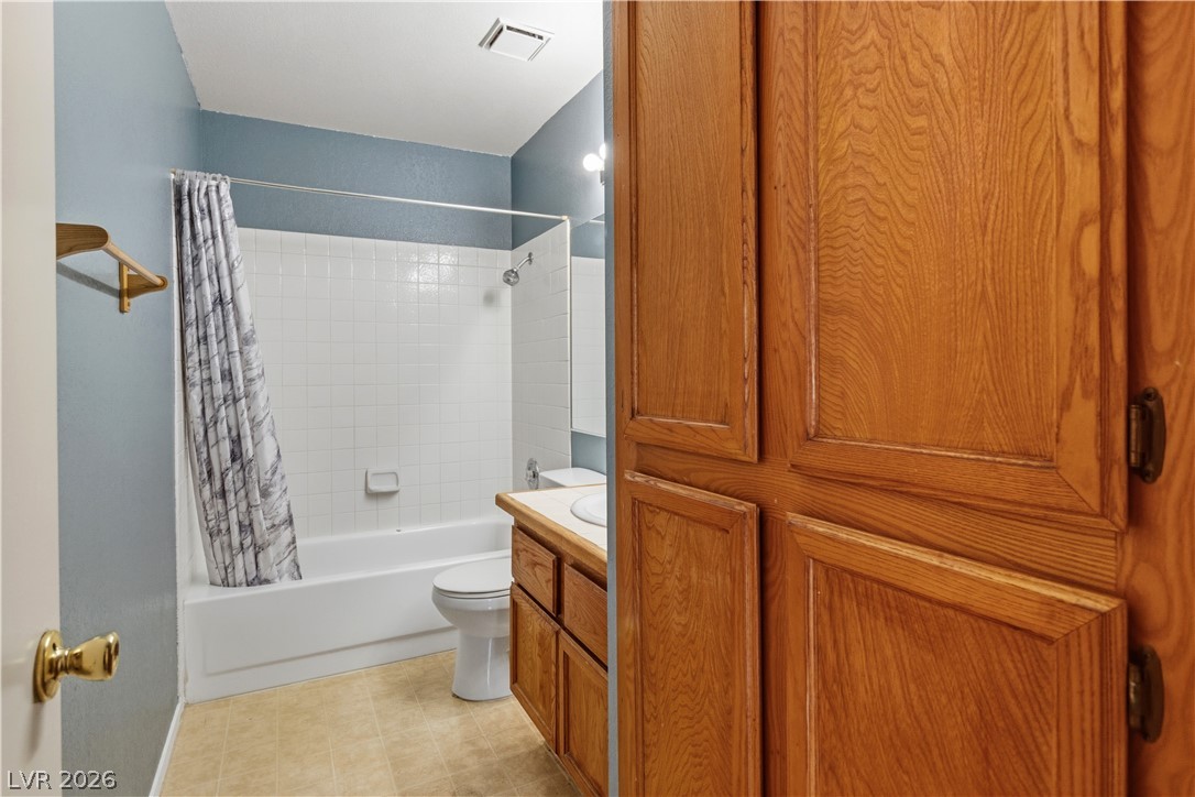 2124 Pebble Creek Lane Laughlin, NV 89029 - Photo 27 of 54 Full hall bath featuring vanity and shower / bath combo