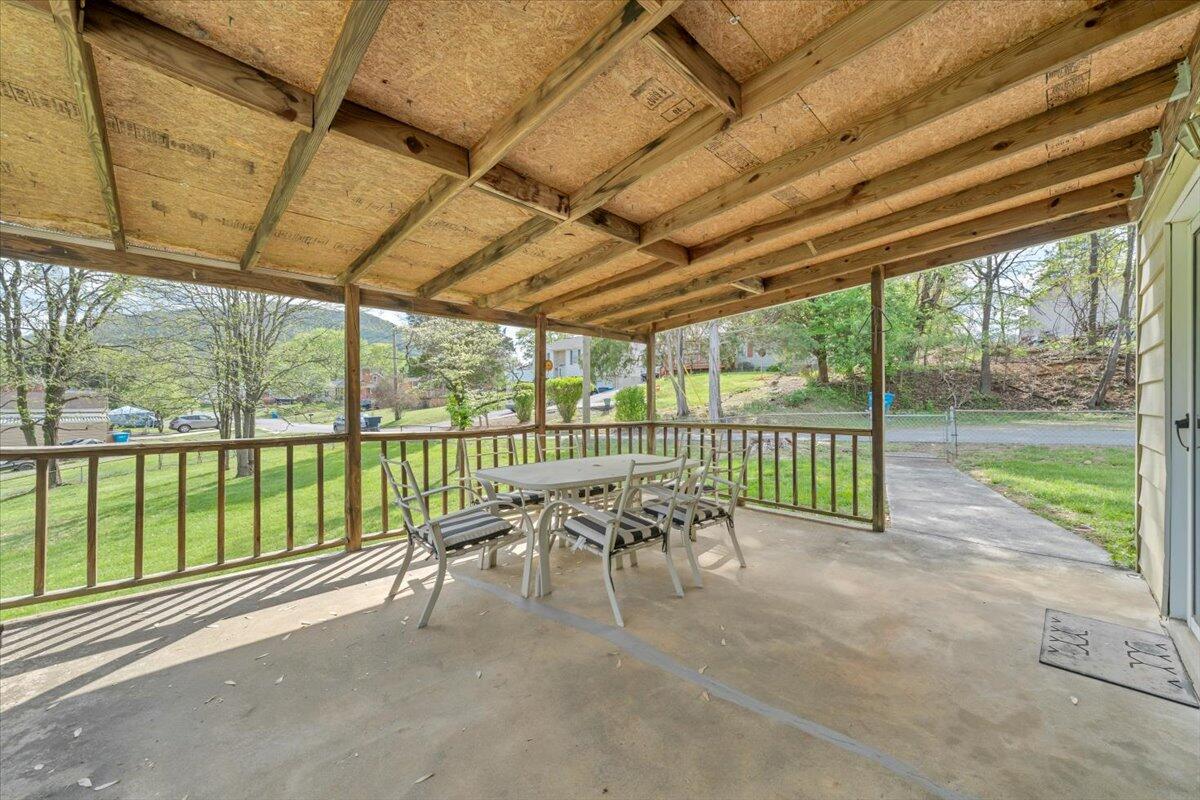 3302 Troxell Road Southeast Roanoke, VA 24014 - Photo 4 of 43 04-MIB04242