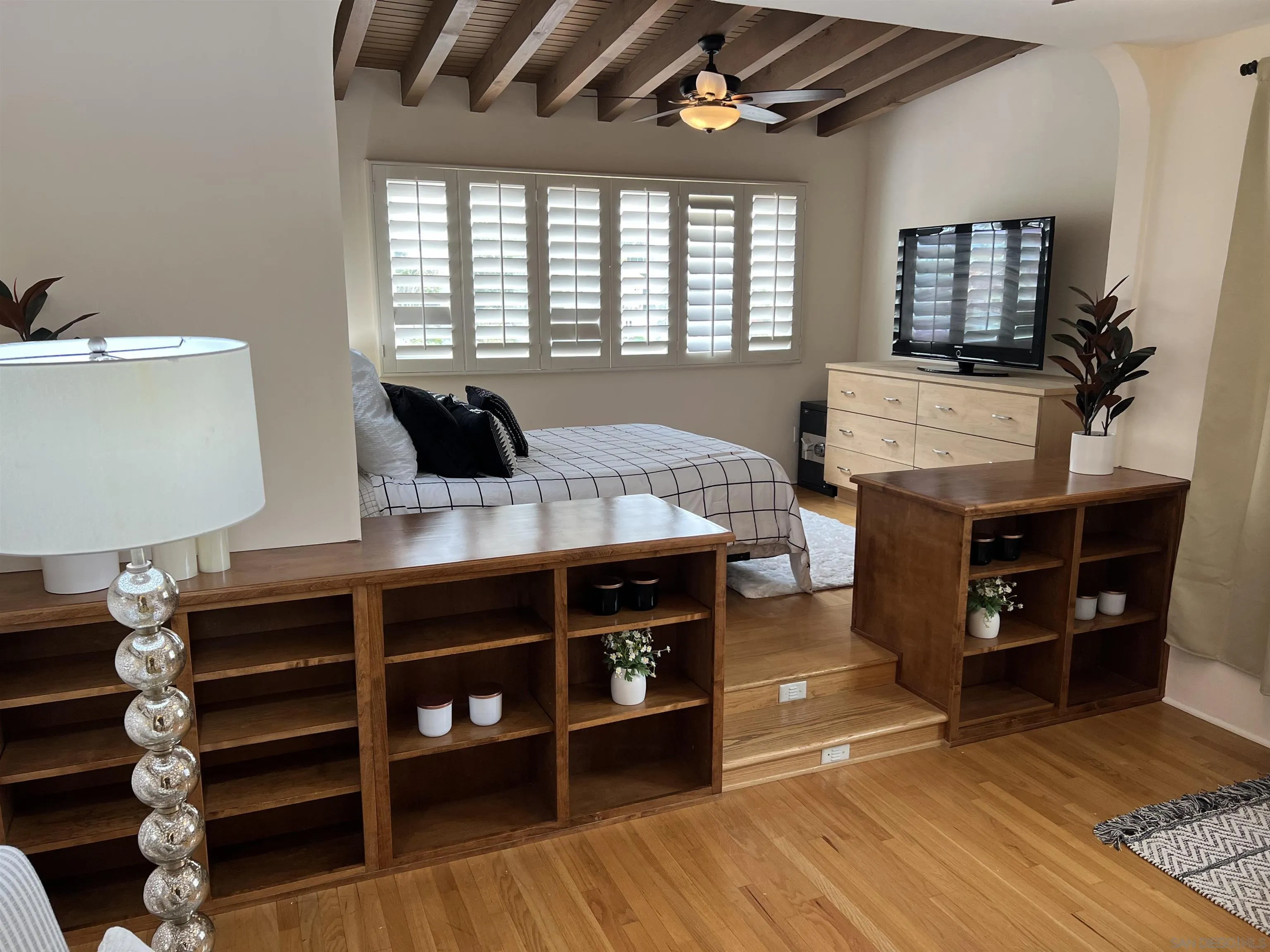 4196 Rochester Road San Diego, CA 92116 - Photo 28 of 72 a view of a livingroom with furniture and window