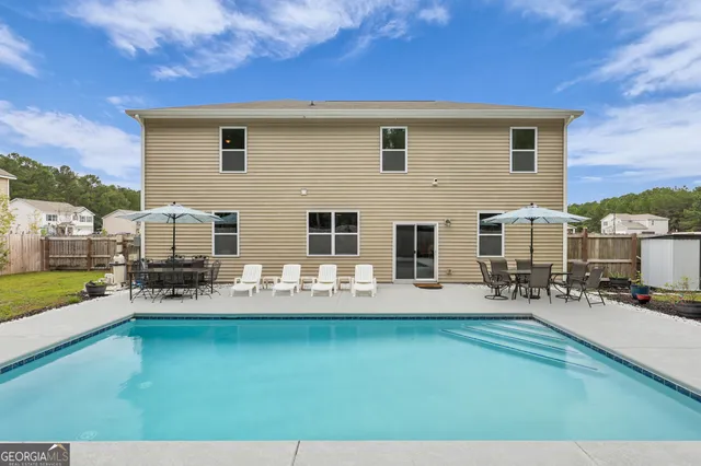 a view of a backyard