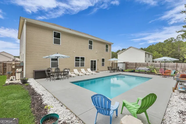 a view of a swimming pool and sitting area