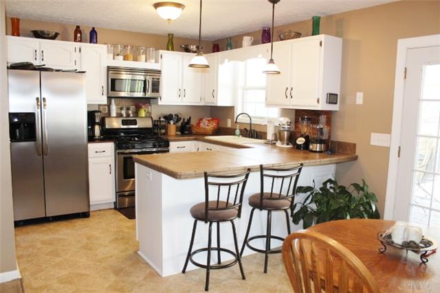 7239 Maple Springs Road Manchester, TN 37355 - Photo 9 of 20 KITCHEN W/STAINLESS STILL APPLIANCES.