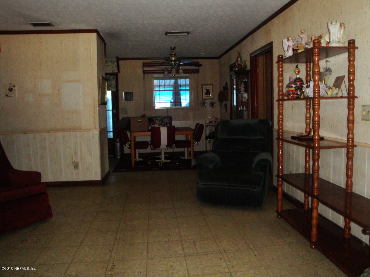 5541 Beney Road Jacksonville, FL 32207 - Photo 4 of 15 a living room with furniture