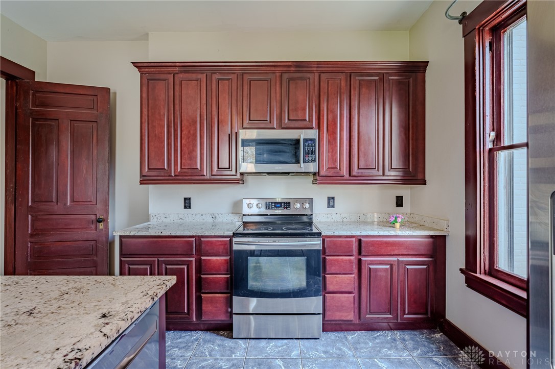 308 Yankee Road Middletown, OH 45044 - Photo 21 of 47 This spacious kitchen features ample cabinet storage and modern appliances.
