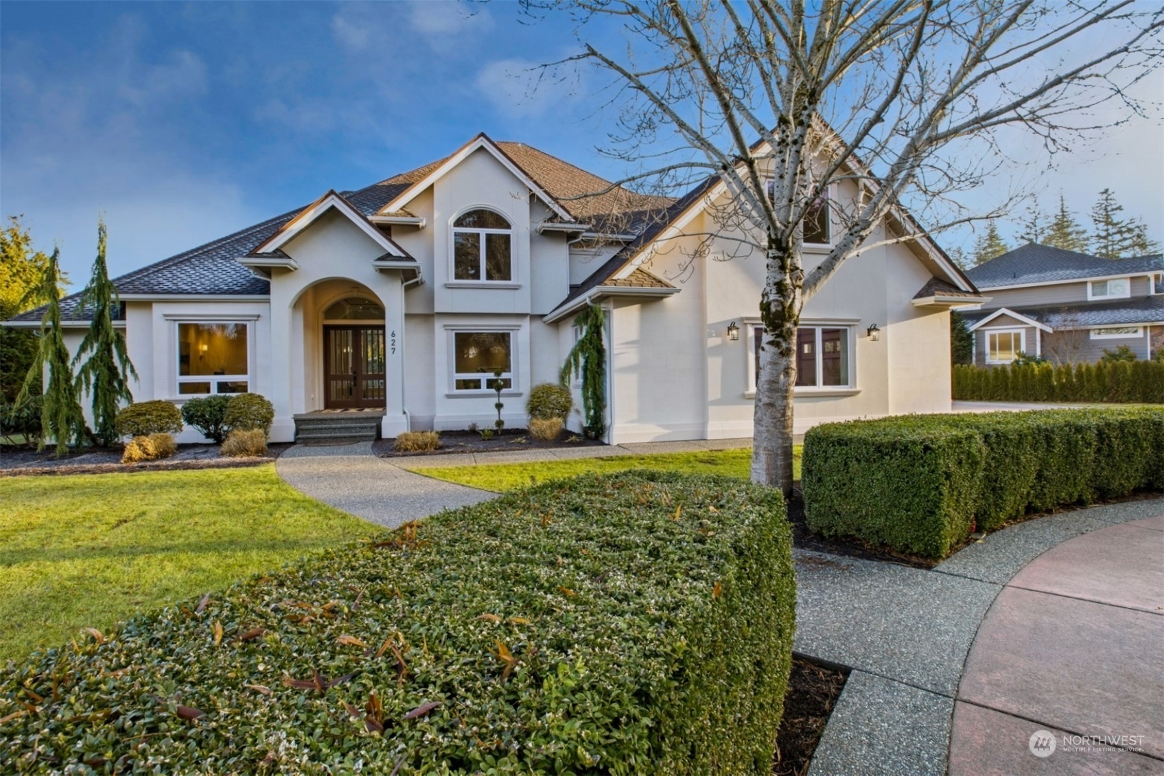 627 Linden Road Bellingham, WA 98225 - Photo 2 of 40 a front view of a house with garden