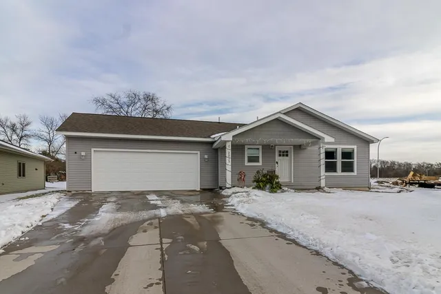 $425,000 | 2015 Essler Drive, St. Peter, MN 56082