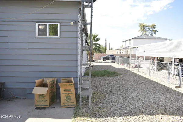 a view of a backyard