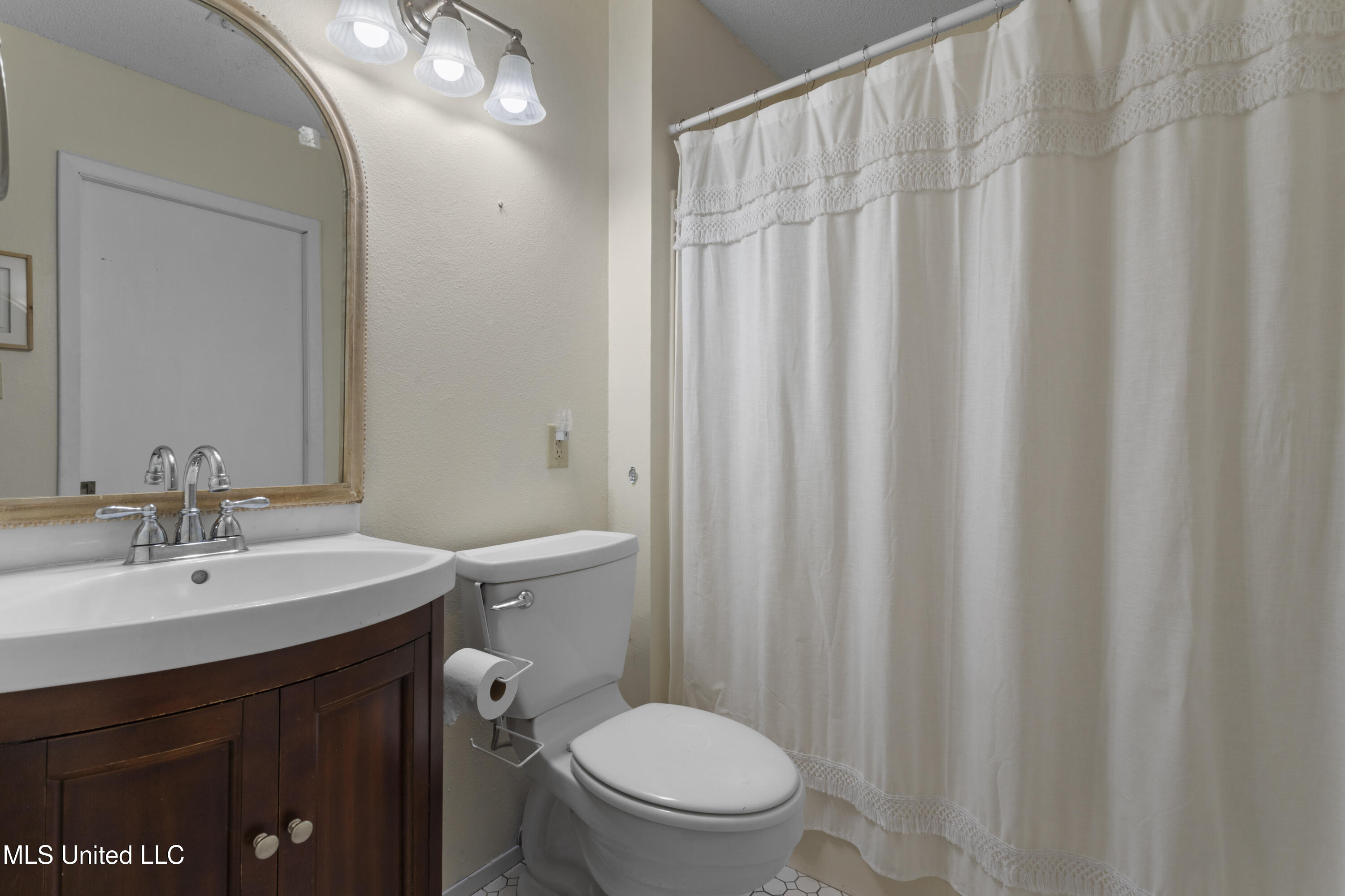 1325 Harrison Road Gulfport, MS 39507 - Photo 19 of 31 Primary Bathroom