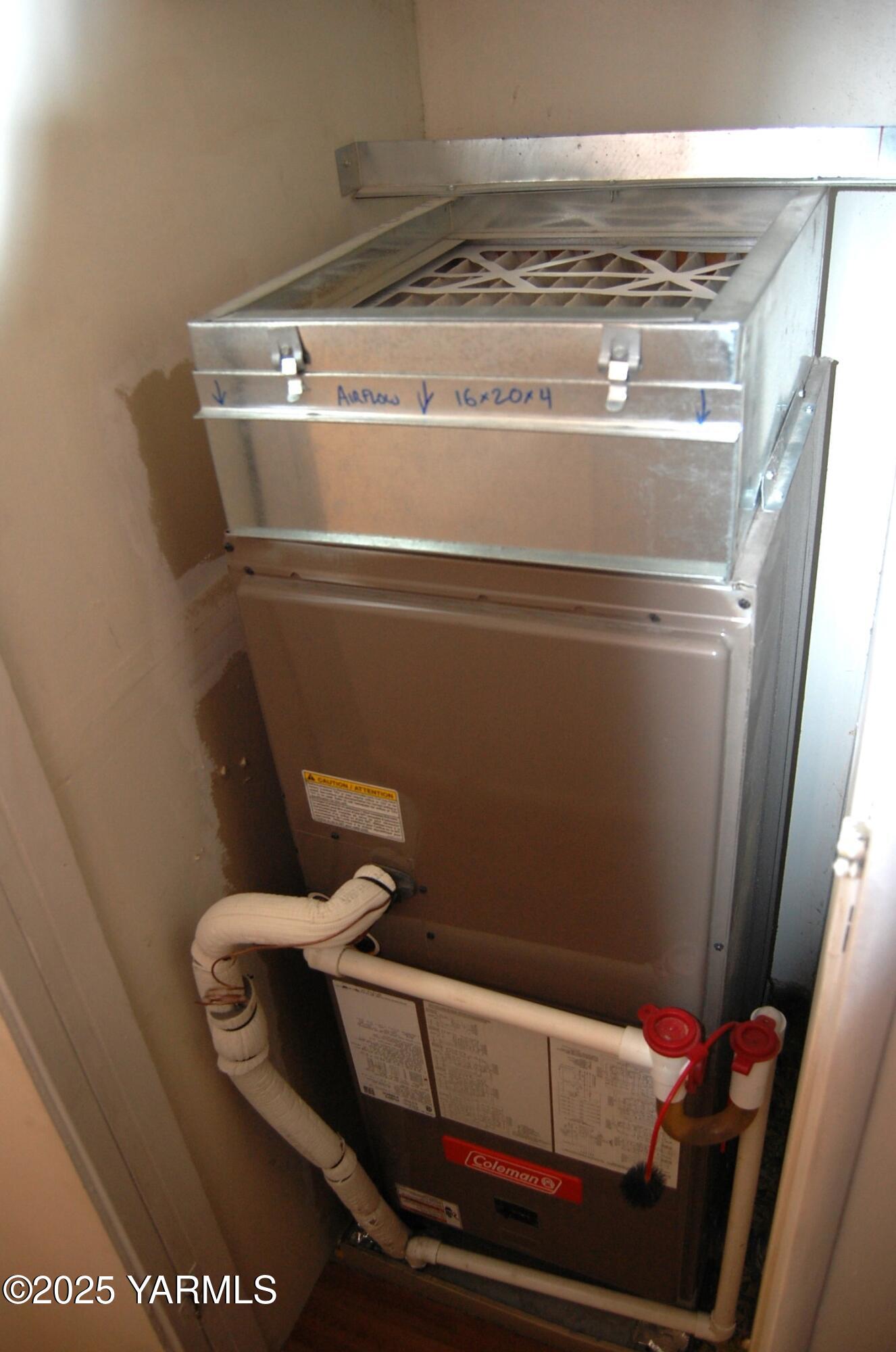 2205 Butterfield Road, Unit 14 Yakima, WA 98901 - Photo 13 of 13 a utility room with dryer and washer
