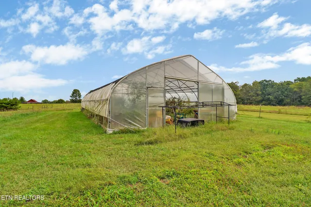 a view of a house with backyard and garden