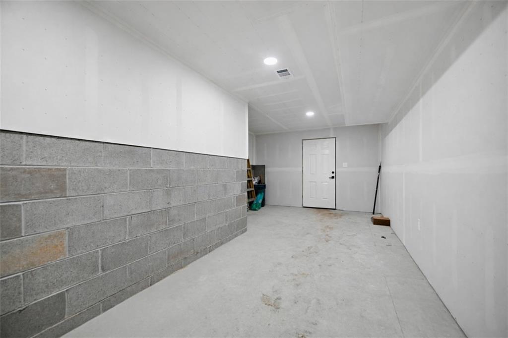 625 Manifold Road Washington, PA 15301 - Photo 38 of 46 a view of a room with an empty space