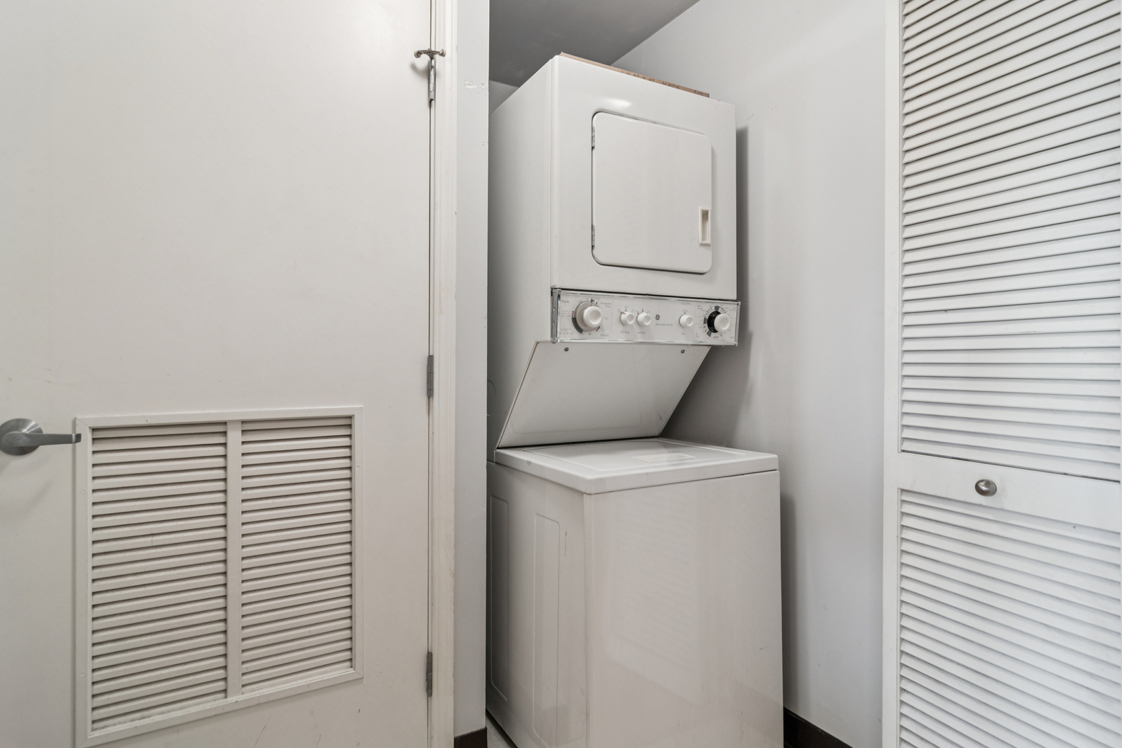 720 West Randolph Street, Unit 502 Chicago, IL 60661 - Photo 9 of 22 a utility room with dryer and washer