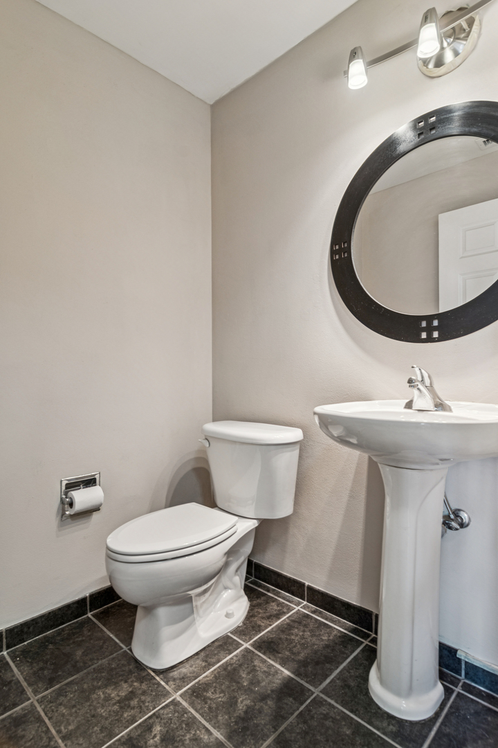 720 West Randolph Street, Unit 502 Chicago, IL 60661 - Photo 10 of 22 a bathroom with a sink toilet and mirror