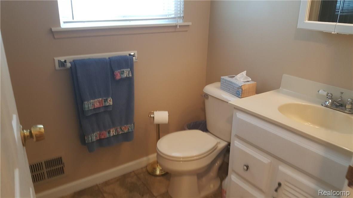 15719 Springhill Street Romulus, MI 48174 - Photo 18 of 20 Full upstairs bathroom.