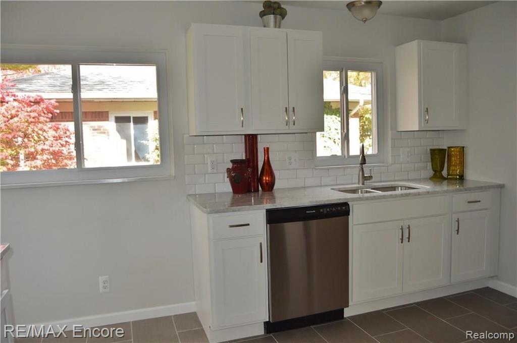 31215 West Rutland Street Beverly Hills, MI 48025 - Photo 3 of 26
