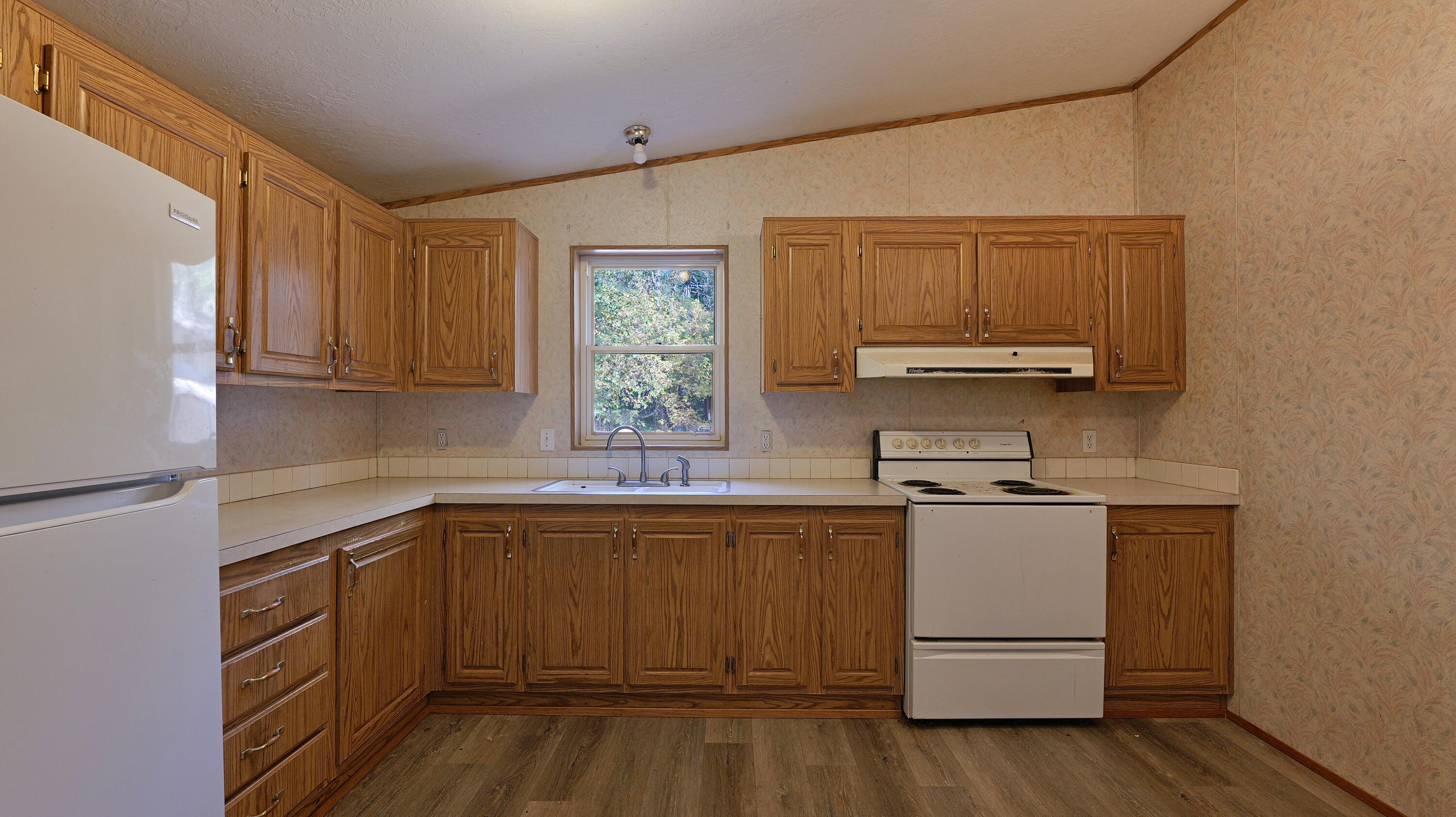 7161 Crowfoot Road Trail, OR 97541 - Photo 13 of 33 Kitchen