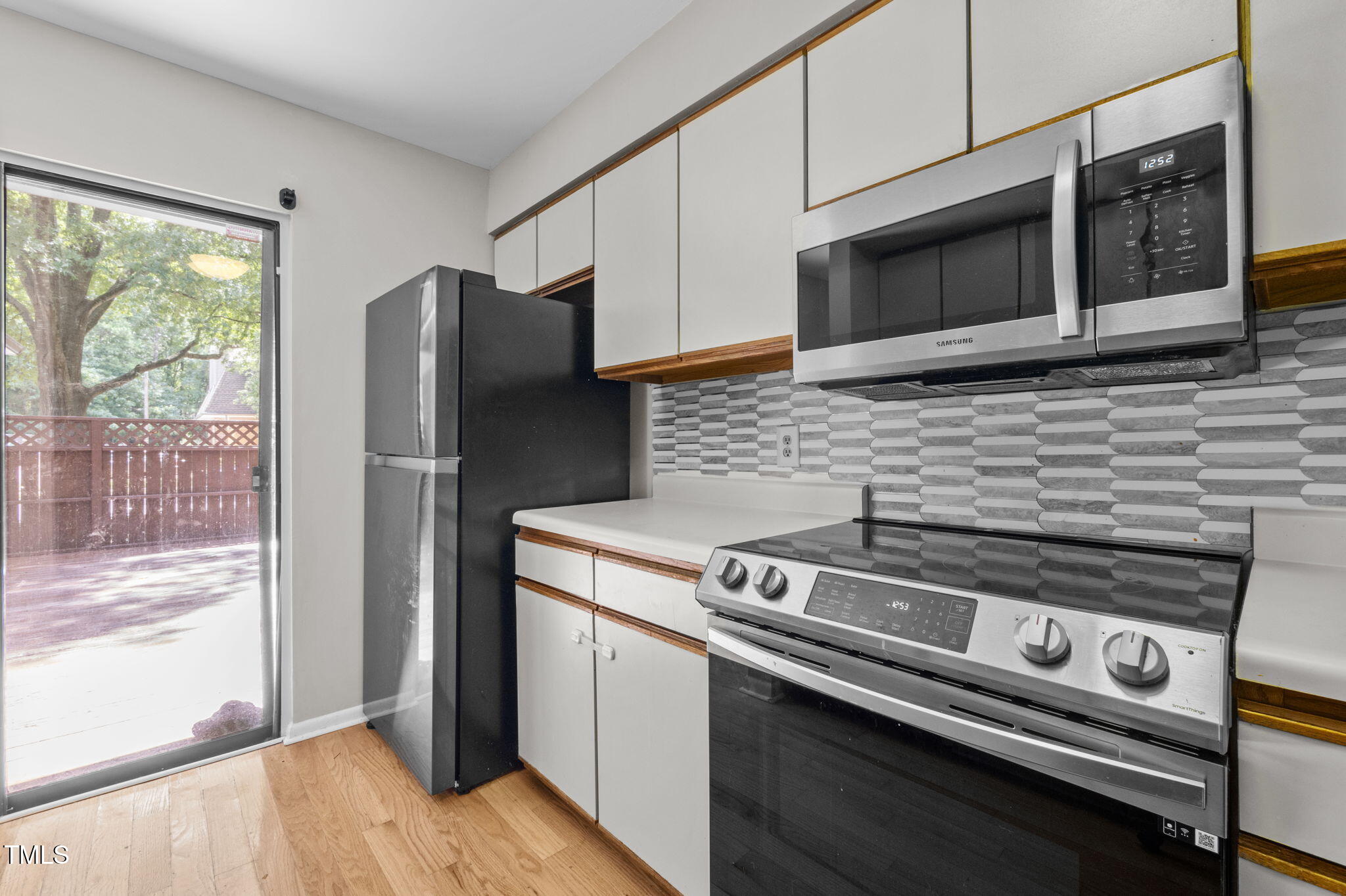 167 Springberry Lane Chapel Hill, NC 27517 - Photo 12 of 37 a kitchen with a stove microwave and refrigerator