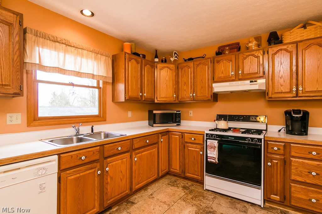 172 Lester Road New Franklin, OH 44319 - Photo 4 of 33