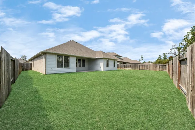 a view of a house with backyard and garden