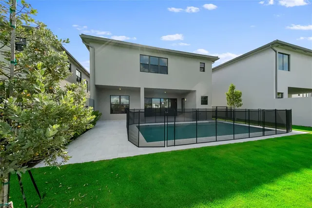 a view of outdoor space yard and balcony