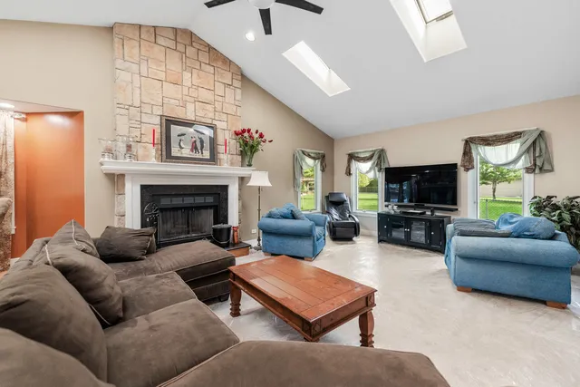 $599,000 | 23W620 Walnut Street, Roselle, IL 60172