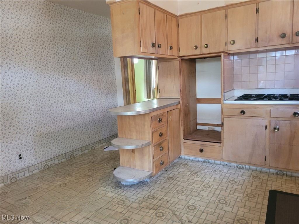 18307 Rosecliff Road Cleveland, OH 44119 - Photo 4 of 41 Plenty of draws and Cabinets - Keep everything right at your fingertips