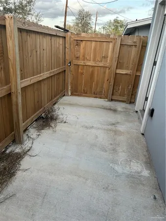 $915 | 507 East Ricky Crossland Avenue, Unit 3, Elsa, TX 78543