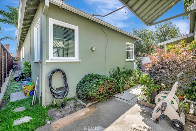 a picture of a wall with a white wall