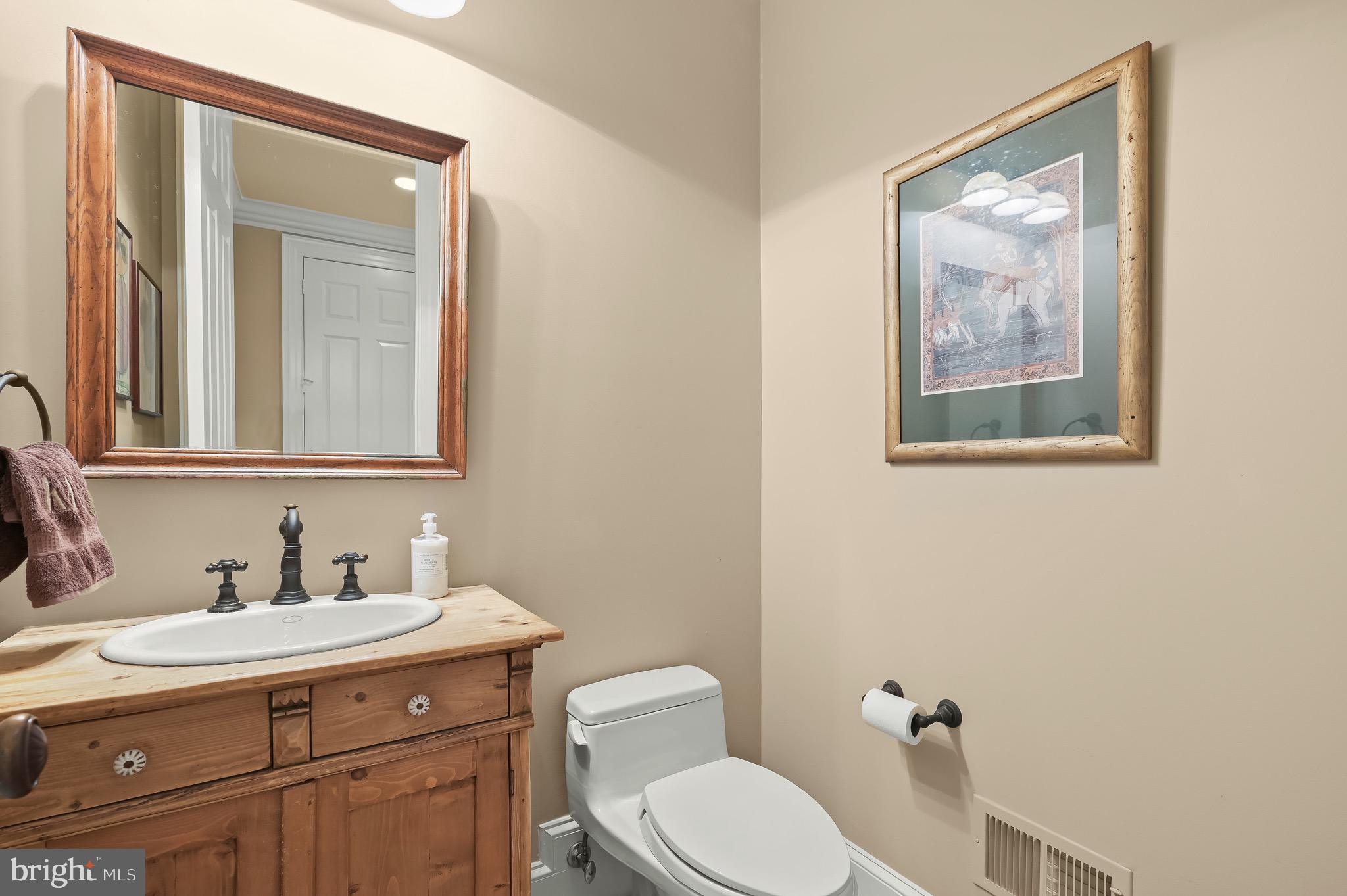 6939 Greentree Road Bethesda, MD 20817 - Photo 22 of 54 Informal Powder Room