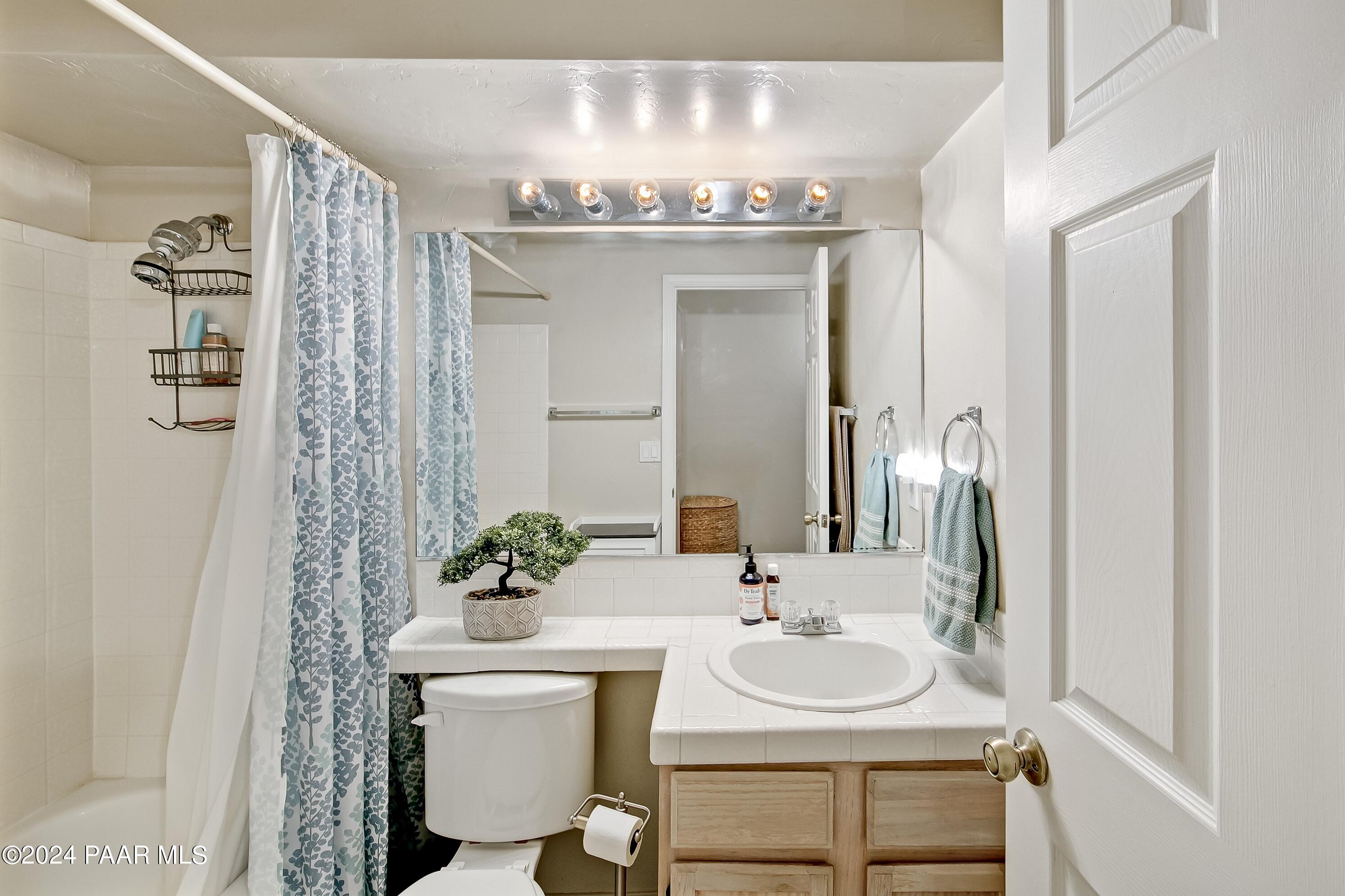 924 Old Stage Road, Unit C2 Prescott, AZ 86303 - Photo 15 of 20 Guest Bathroom