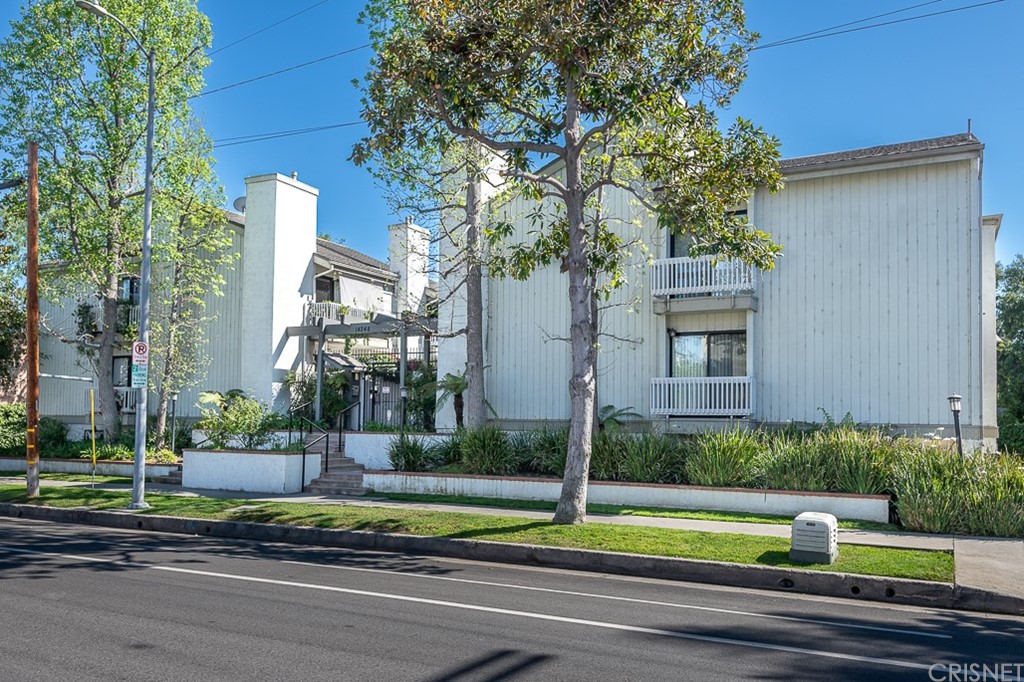 a view of a yard in front of a building