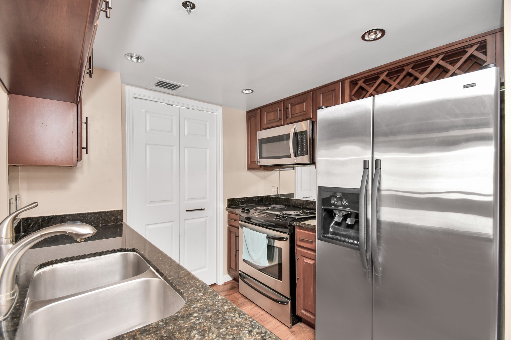 3525 Sage Road, Unit 1314 Houston, TX 77056 - Photo 12 of 40 a kitchen with stainless steel appliances granite countertop a sink a stove and a refrigerator