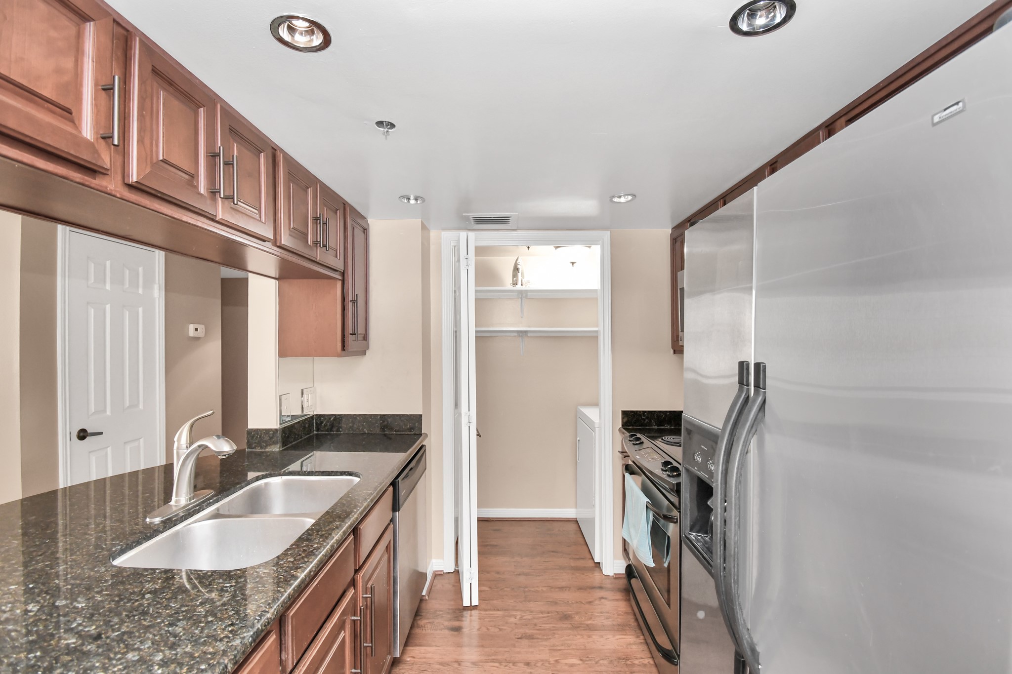3525 Sage Road, Unit 1314 Houston, TX 77056 - Photo 13 of 40 a kitchen with granite countertop a sink stove and refrigerator