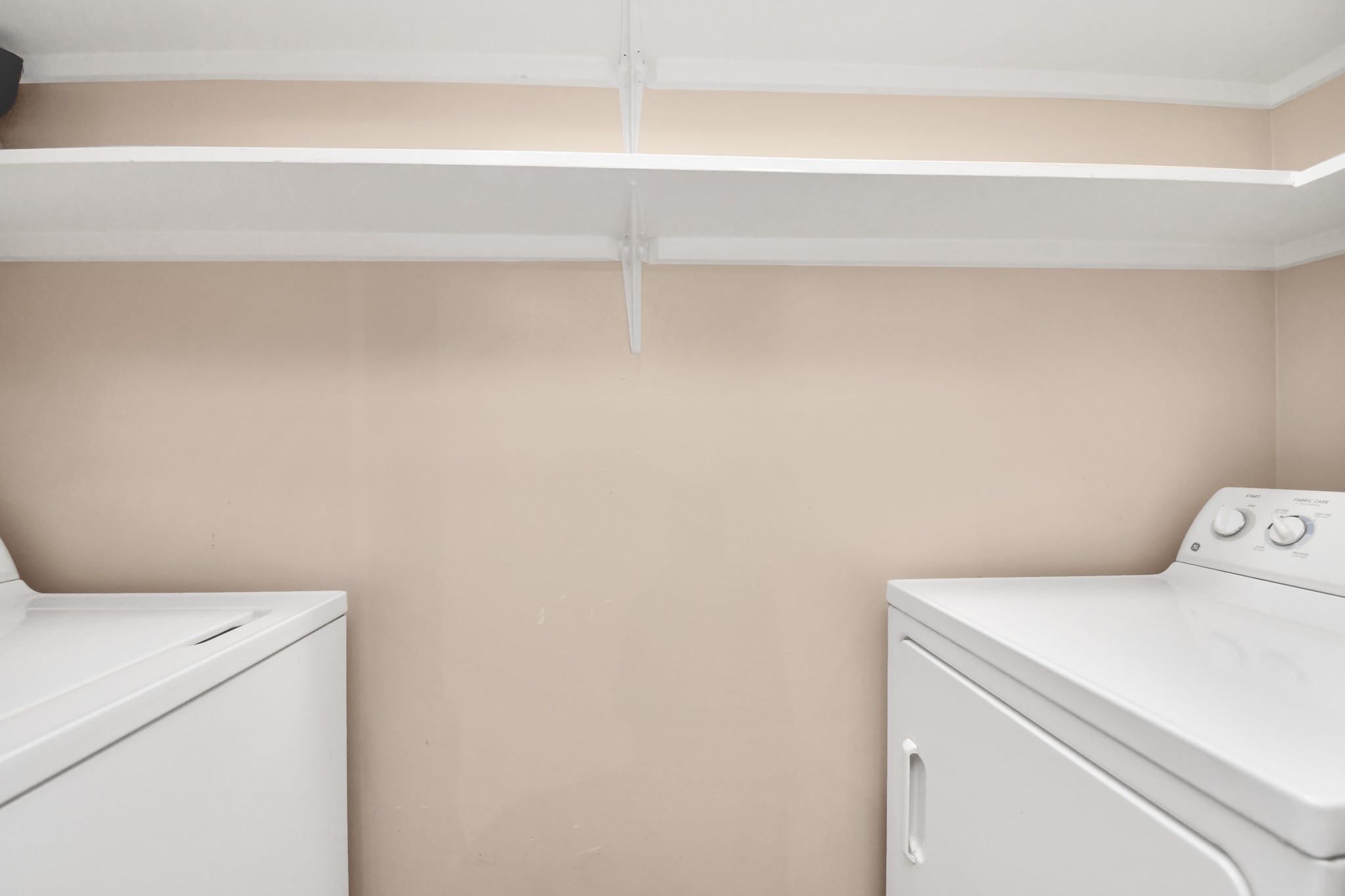 3525 Sage Road, Unit 1314 Houston, TX 77056 - Photo 16 of 40 a utility room with dryer and washer